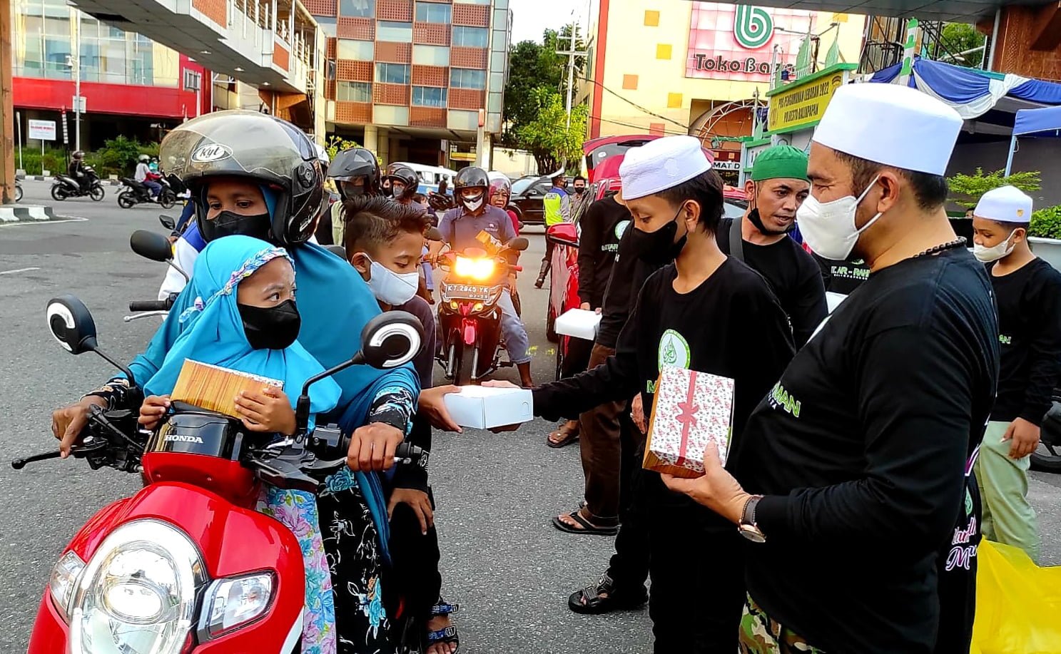 20220430 111424 Majelis Taklim Ar-Rahman Berbagi Takjil Gratis PROKALTIM