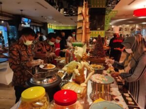 IMG 20220408 WA0015 Semarakkan Ramadan, Blue Sky Hotel Berbagi 500 Takjil PROKALTIM