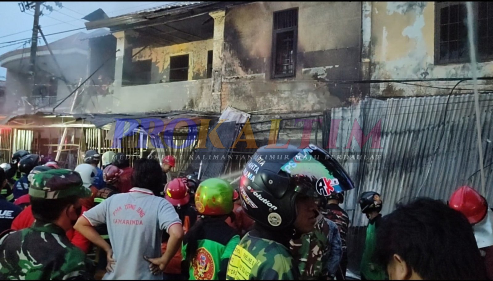 Breaking News! Kebakaran di AW Sjahrani, Dikabarkan Ada 8 Orang Terjebak Api