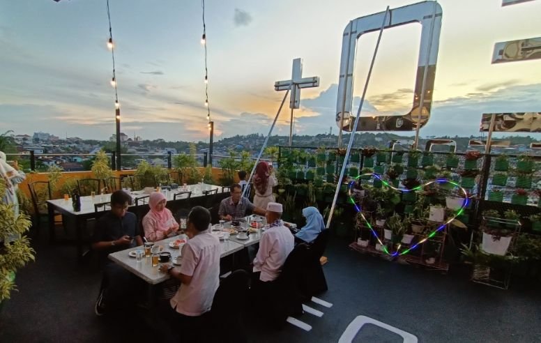 Nikmatnya Berbuka Puasa di Roof Top Teracce and Garden Neo+ Balikpapan Sambil Menikmati Matahari Terbenam