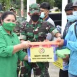 Baksos HUT Persit KCK ke-76, Ketua Persit KCK Daerah VI/Mlw dan Ketua Bhayangkari Daerah Kaltim Bagikan Sembako
