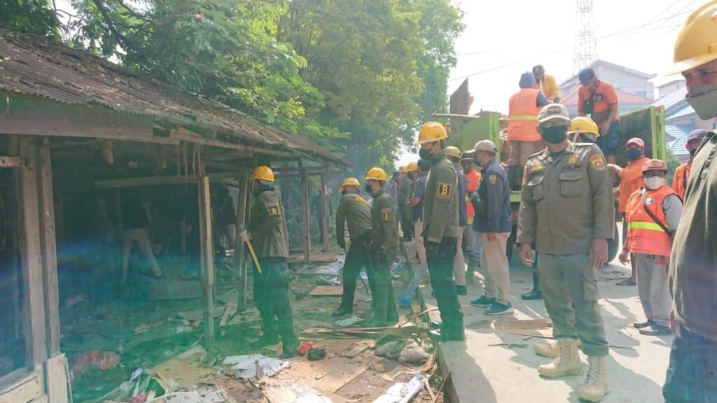 WhatsApp Image 2022 03 30 at 20.36.59 17 Lapak Liar Dibongkar, Berdiri Di Atas Parit, Pedagang Kooperatif PROKALTIM