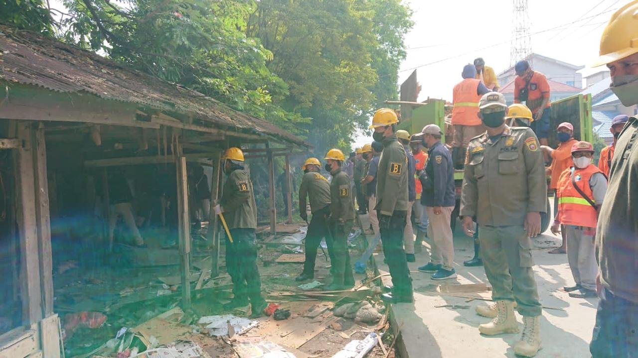 17 Lapak Liar Dibongkar, Berdiri Di Atas Parit, Pedagang Kooperatif