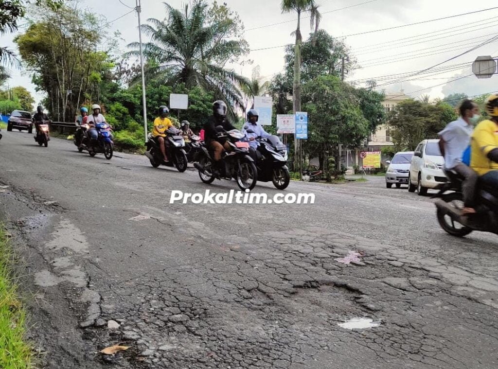 WhatsApp Image 2022 04 04 at 06.23.21 Jalan Rusak di Kadri Oening, Warga : Mau Jatuh Korban Berapa Lagi? PROKALTIM