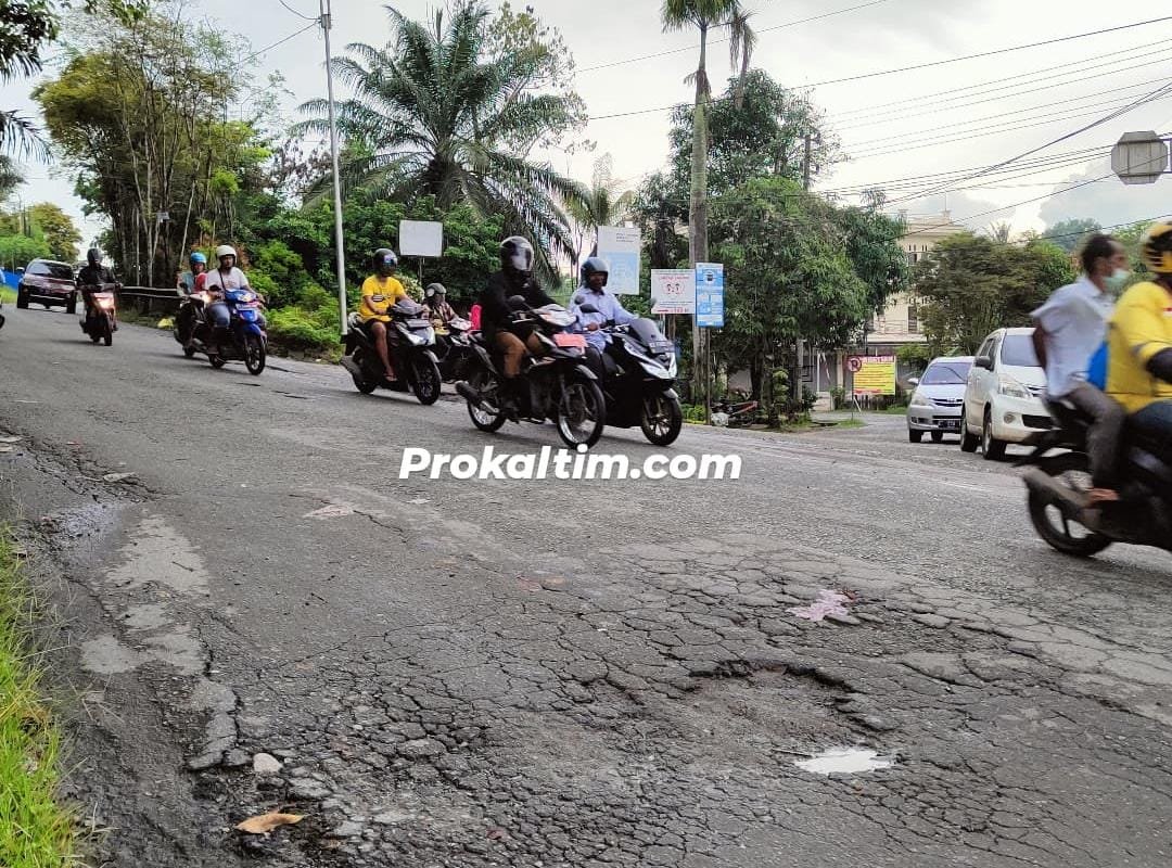 Jalan Rusak di Kadri Oening, Warga : Mau Jatuh Korban Berapa Lagi?