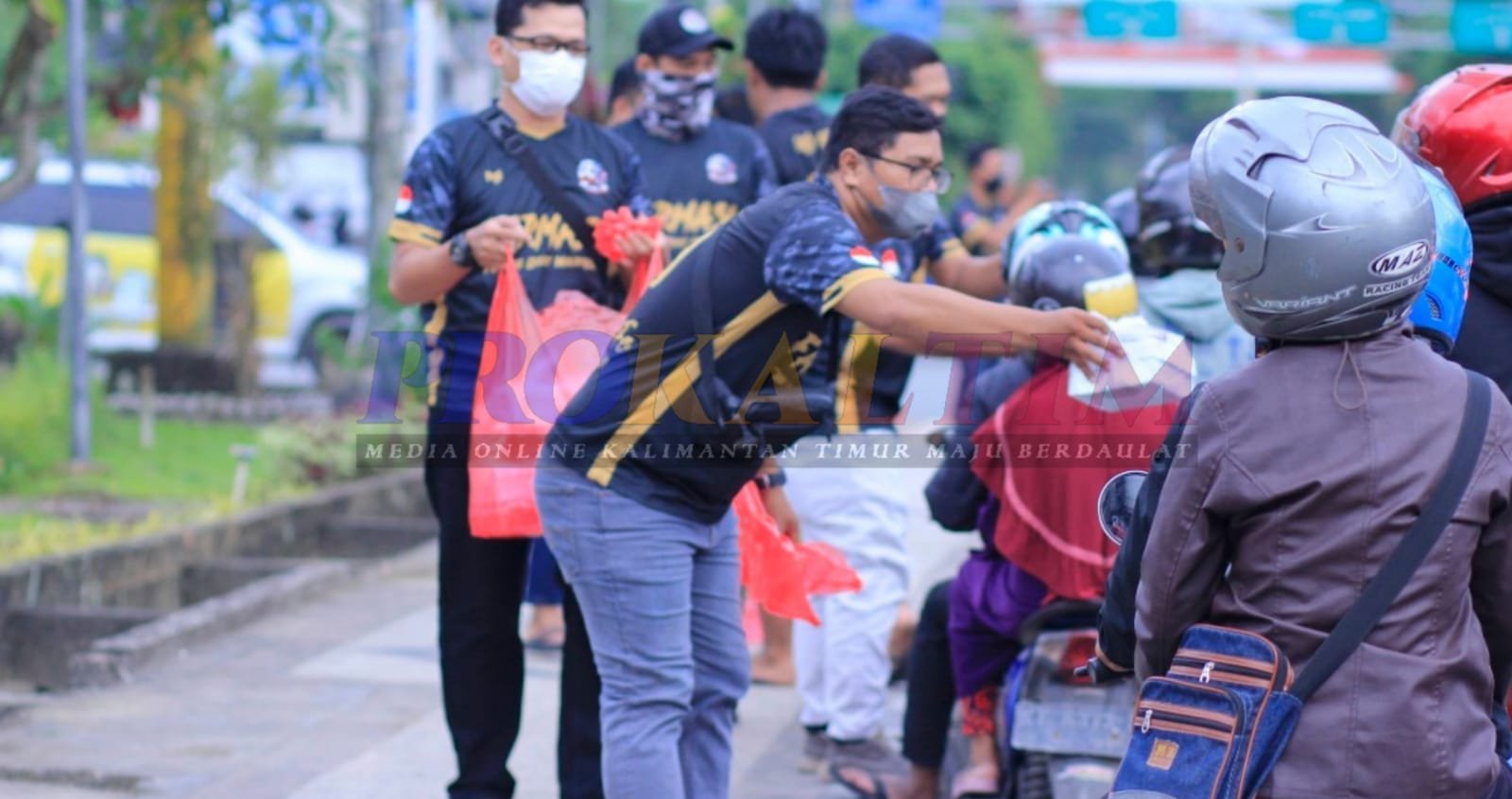 Bagi 300 Paket Takjil, Asusila FC Giat Ramadan