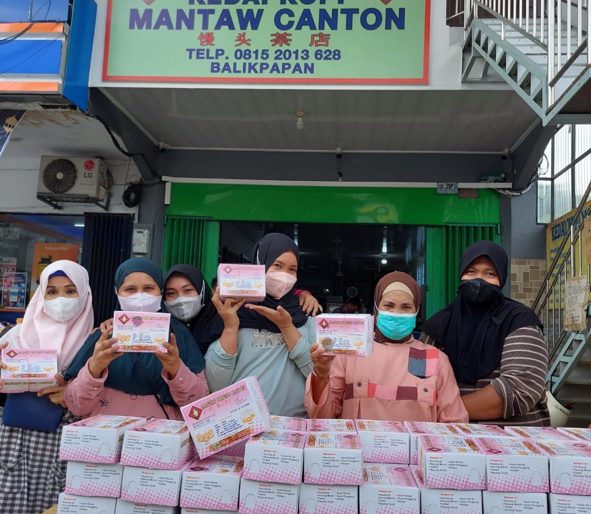 20220501 112902 Kedai Kopi Mantaw Canton Bagikan Ratusan Takjil ke Pengendara PROKALTIM