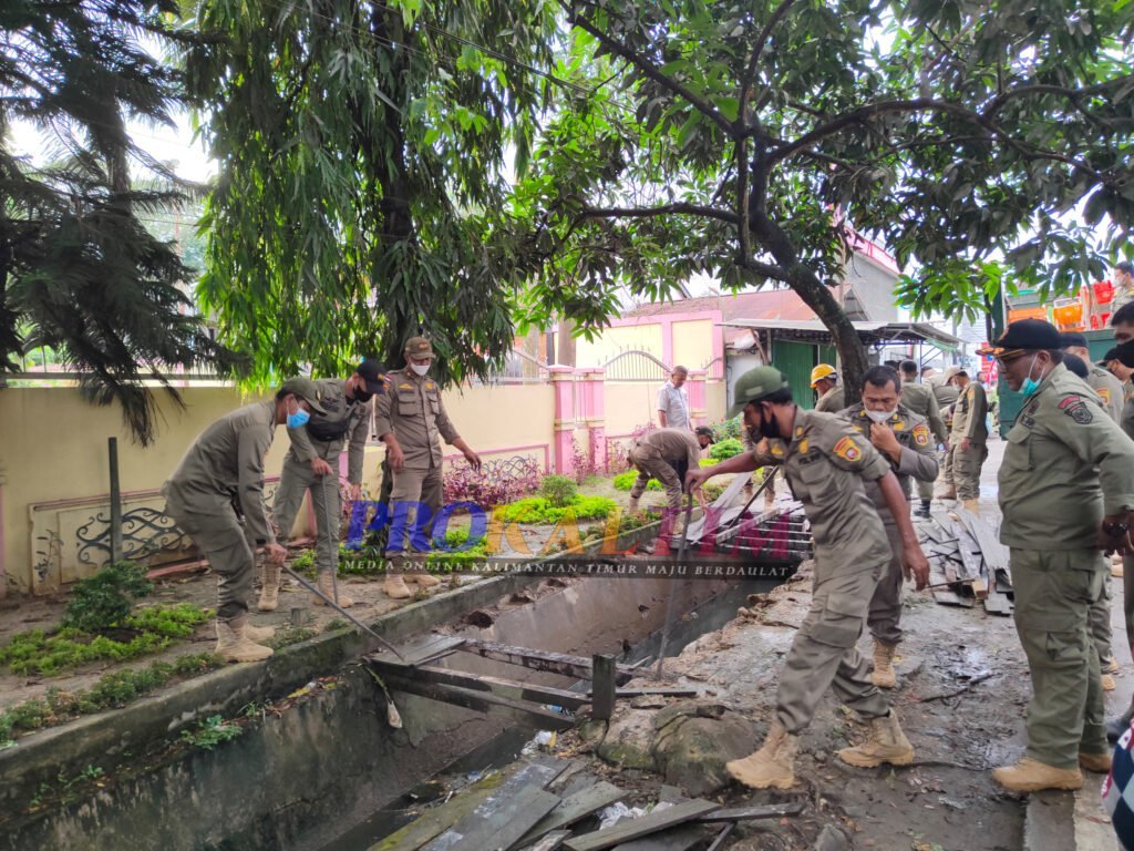 InShot 20220512 190607664 30 Lapak PKL Diangkut Satpol PP, Sering Ditegur Namun Bandel PROKALTIM