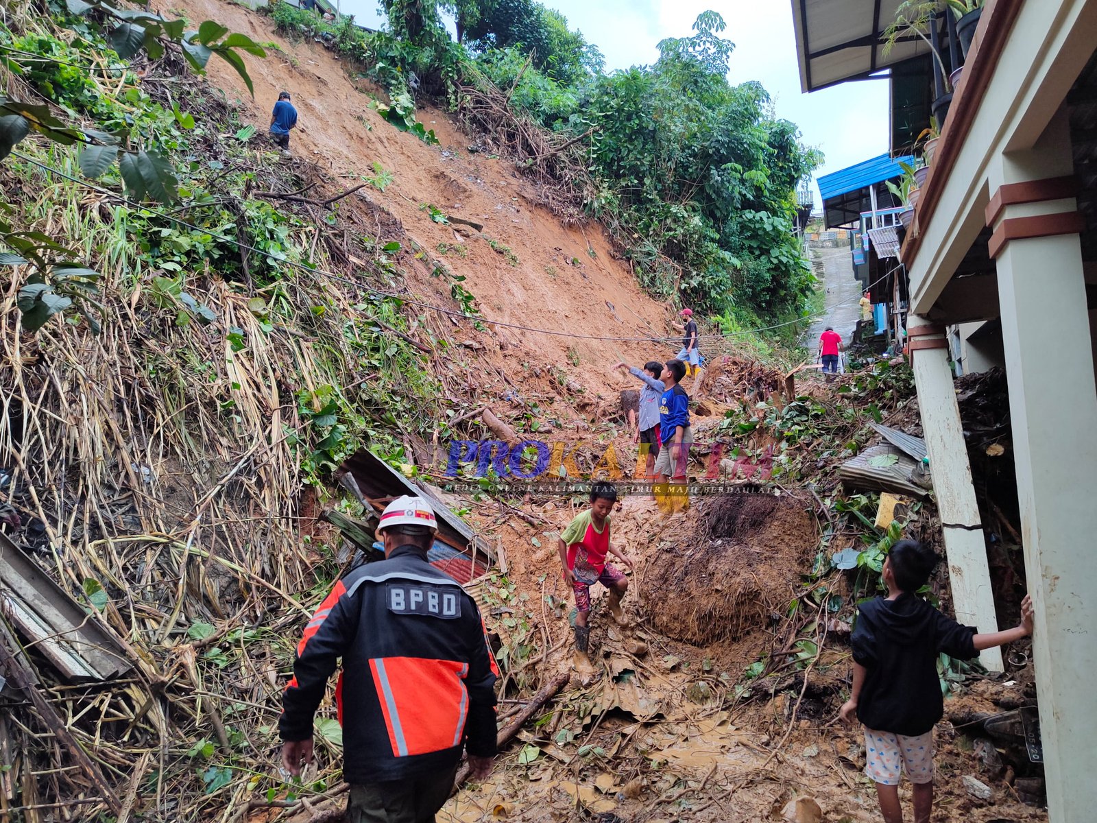 Hujan Tiga Jam, Longsor Lumat Tiga Rumah dan Empat Motor