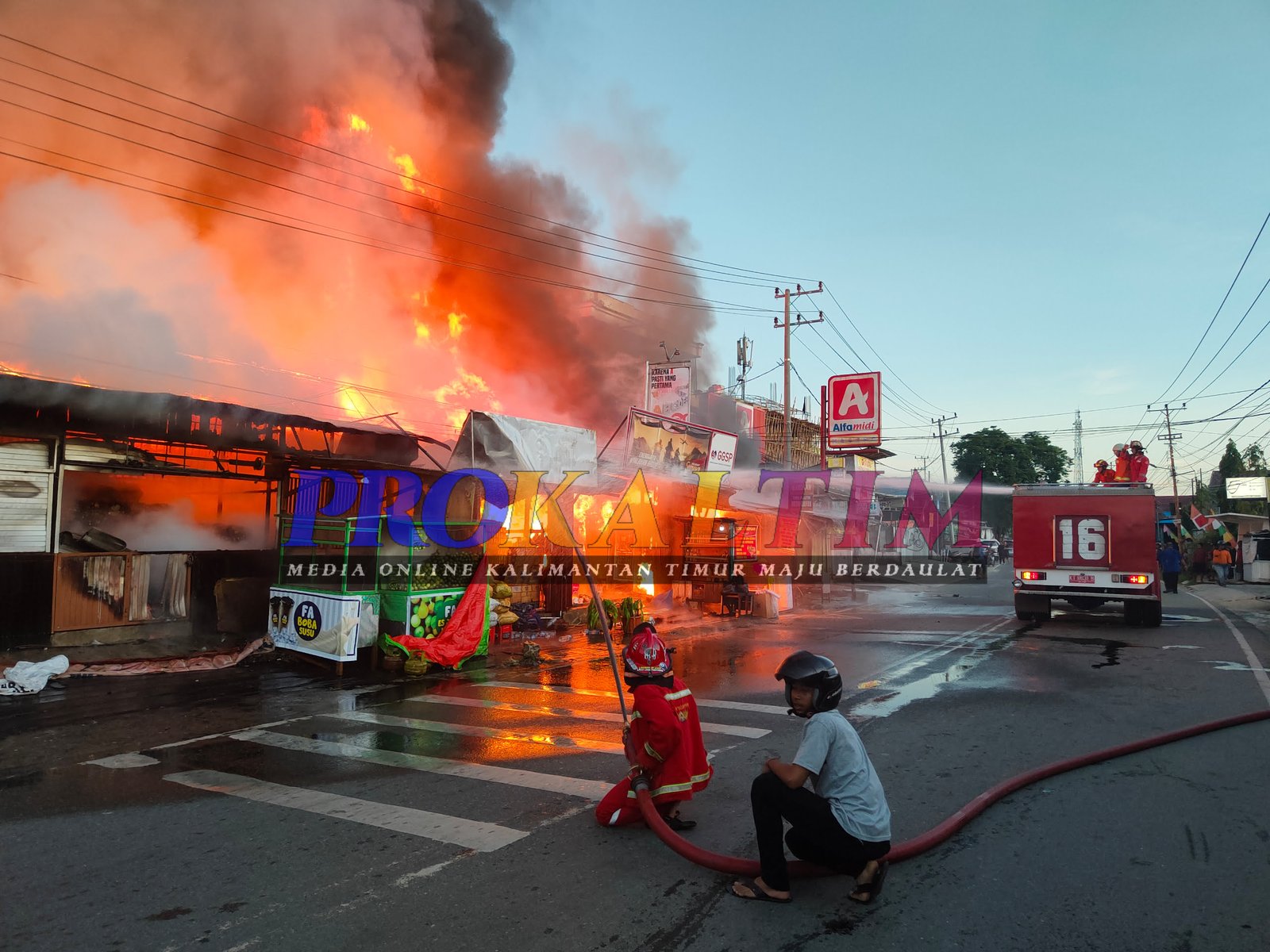 Breaking News! Si Jago Merah Hanguskan Tempat Usaha Warga di Jalan Suryanata