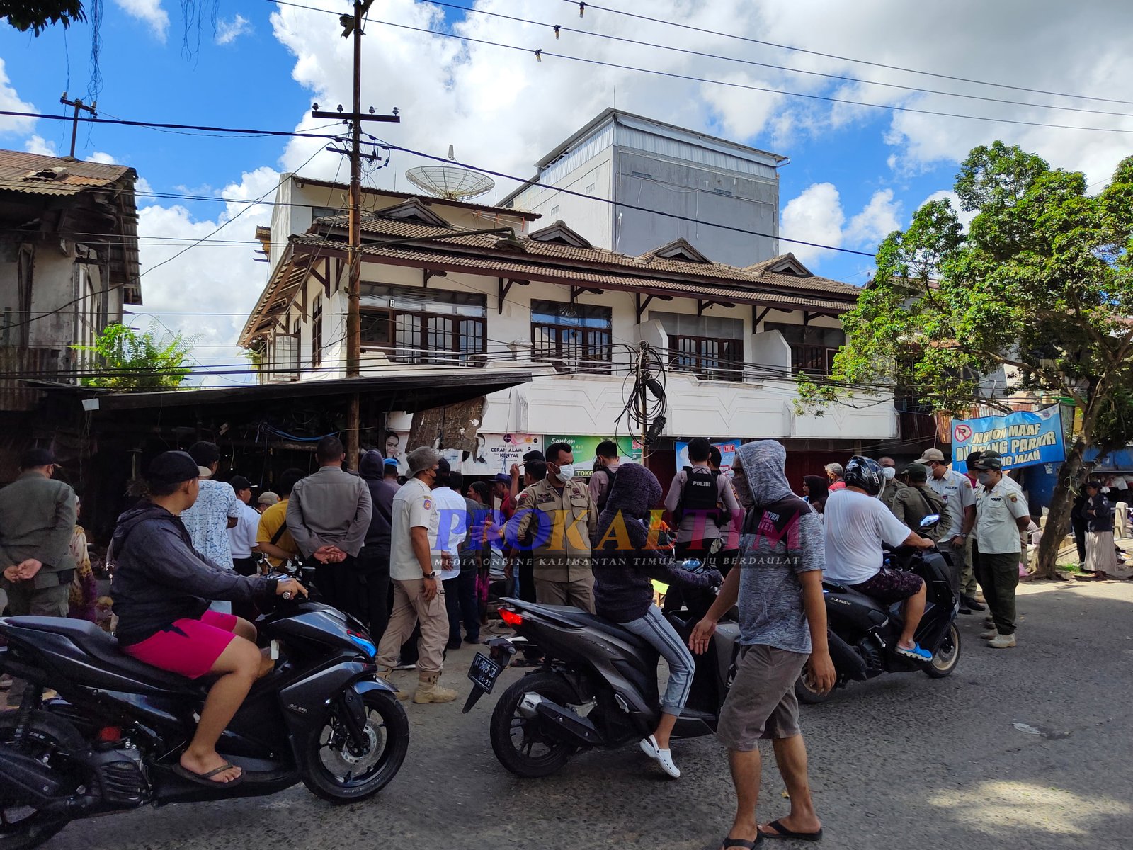 Ricuh, Penertiban PKL Sungai Dama, PKL Ayunkan Parang, Satu Satpol PP Dihantam Balok