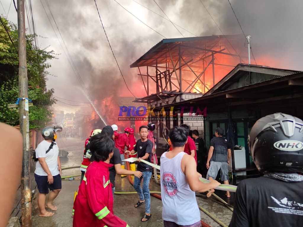 InShot 20220526 113029022 Breaking News! Kebakaran Jalan S Parman, Angin Kencang, Api Sempat Menyebrang PROKALTIM