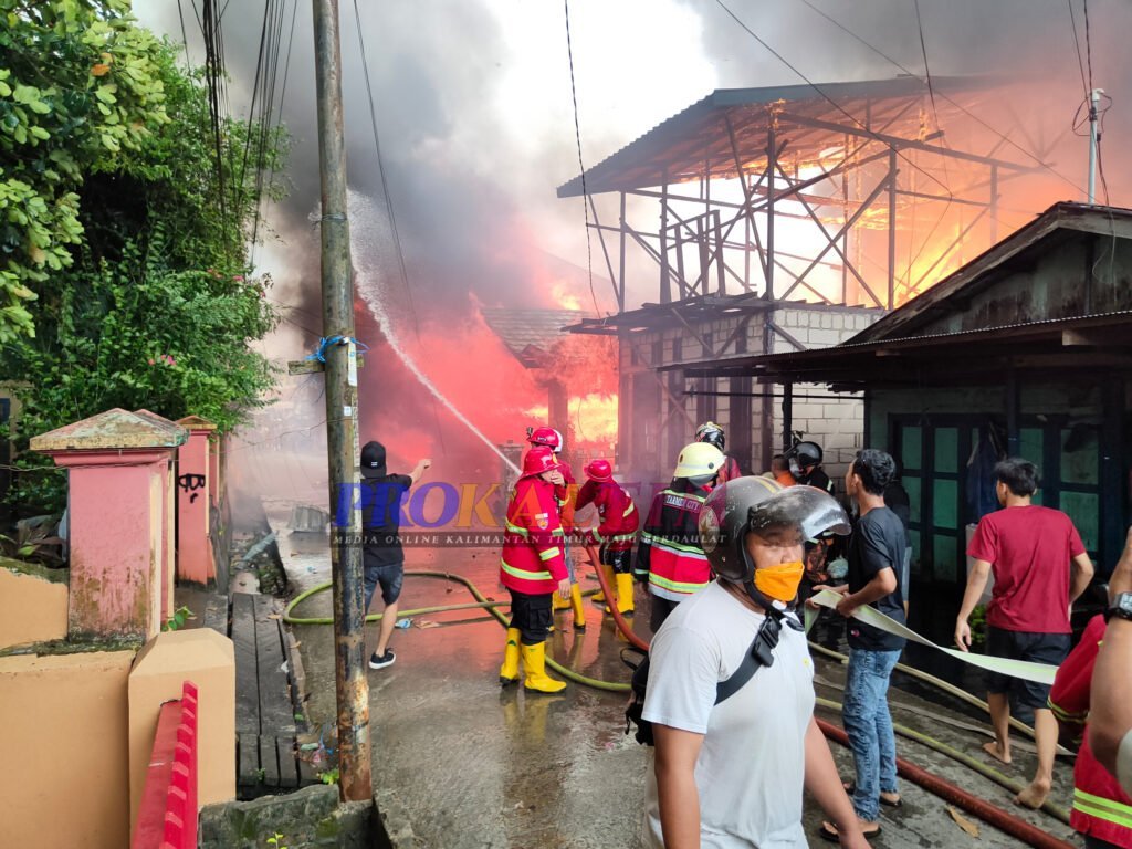 InShot 20220526 142221708 14 Bangunan Terbakar, 4 Korban Dievakuasi PROKALTIM