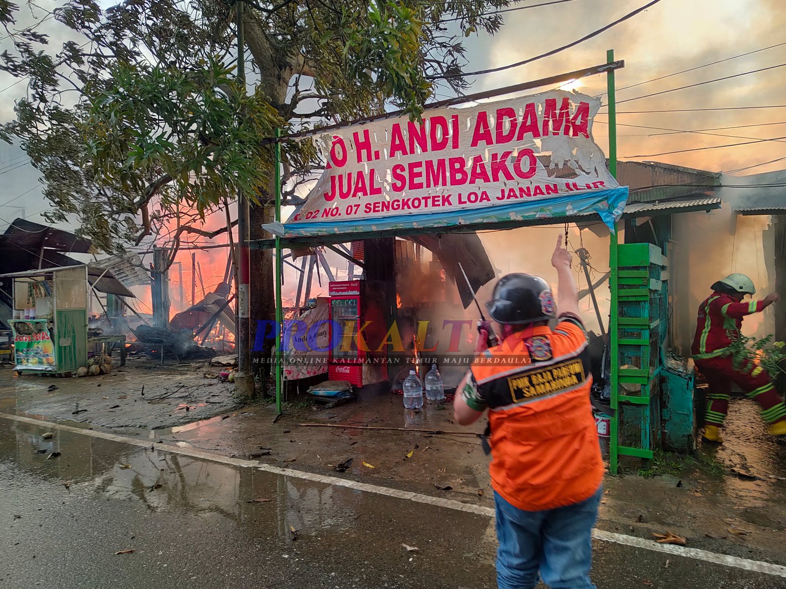 18 Bangunan Terbakar, Pemadaman Dilakukan Dari Darat dan Sungai