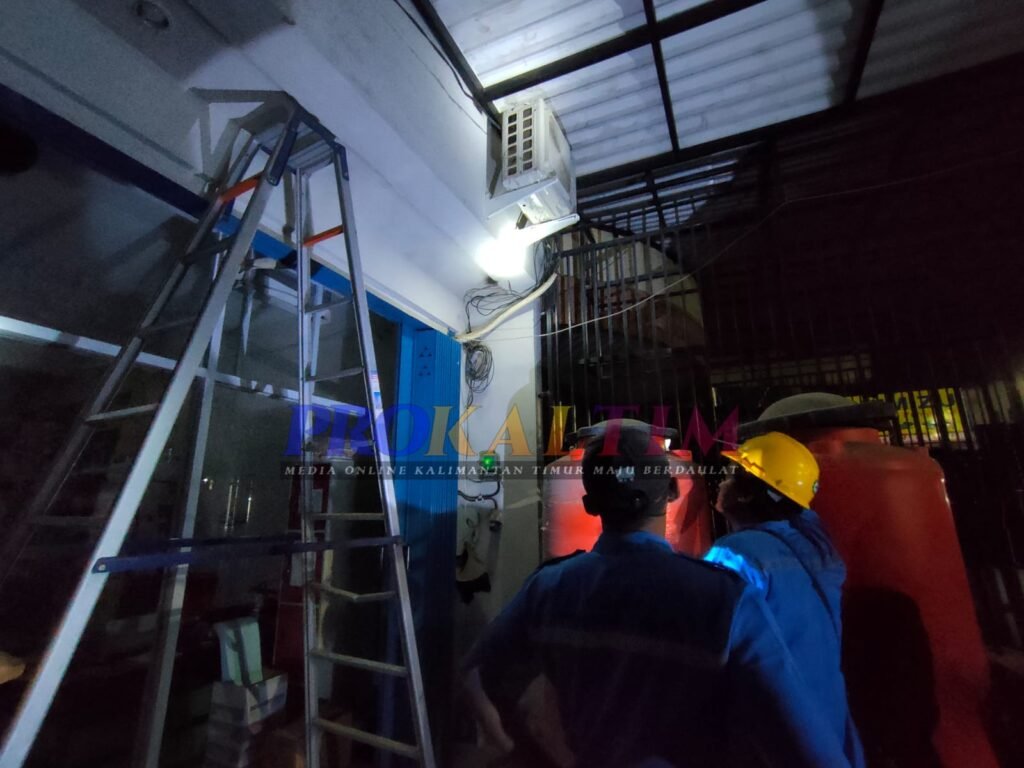 WhatsApp Image 2022 05 06 at 08.41.50 Gulungan Kabel Terbakar, Hampir Hanguskan Toko Bangunan PROKALTIM
