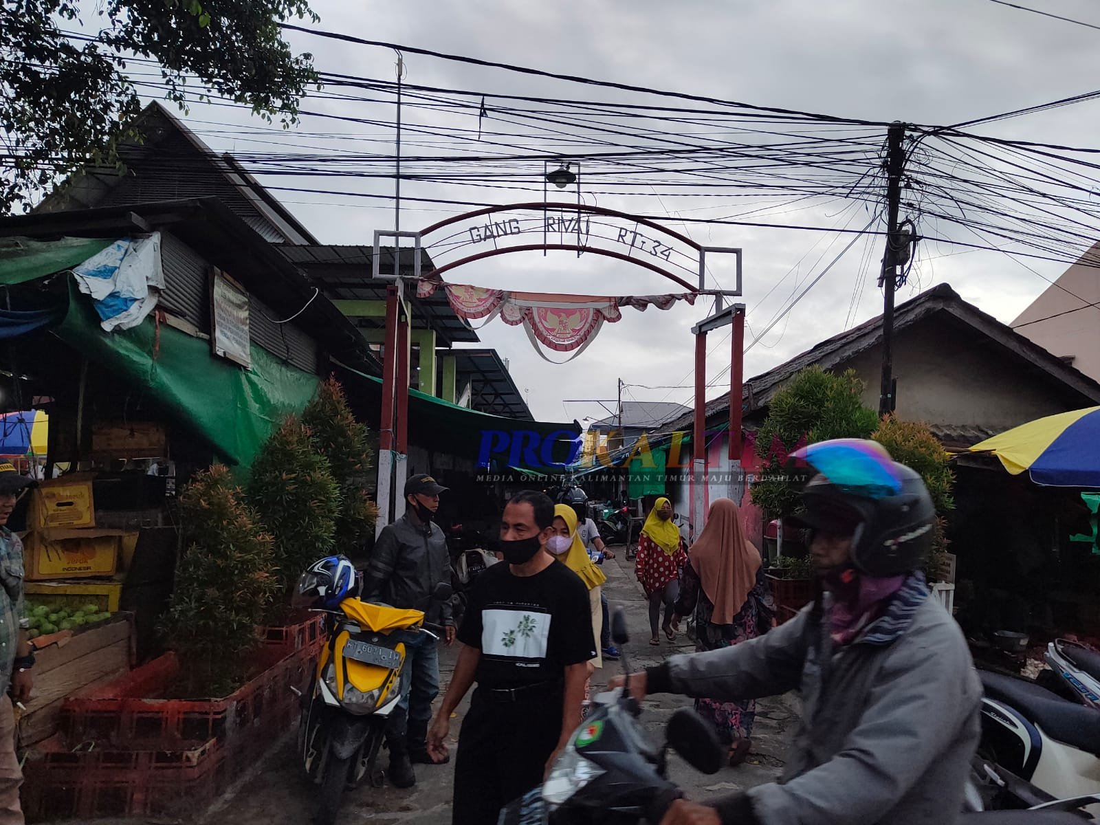 Simalakama Pasar “Gang Rivai”, Sewa Rp 200 Ribu Sebulan, Retribusi Rp 5000 Per Hari Di Jalan Umum