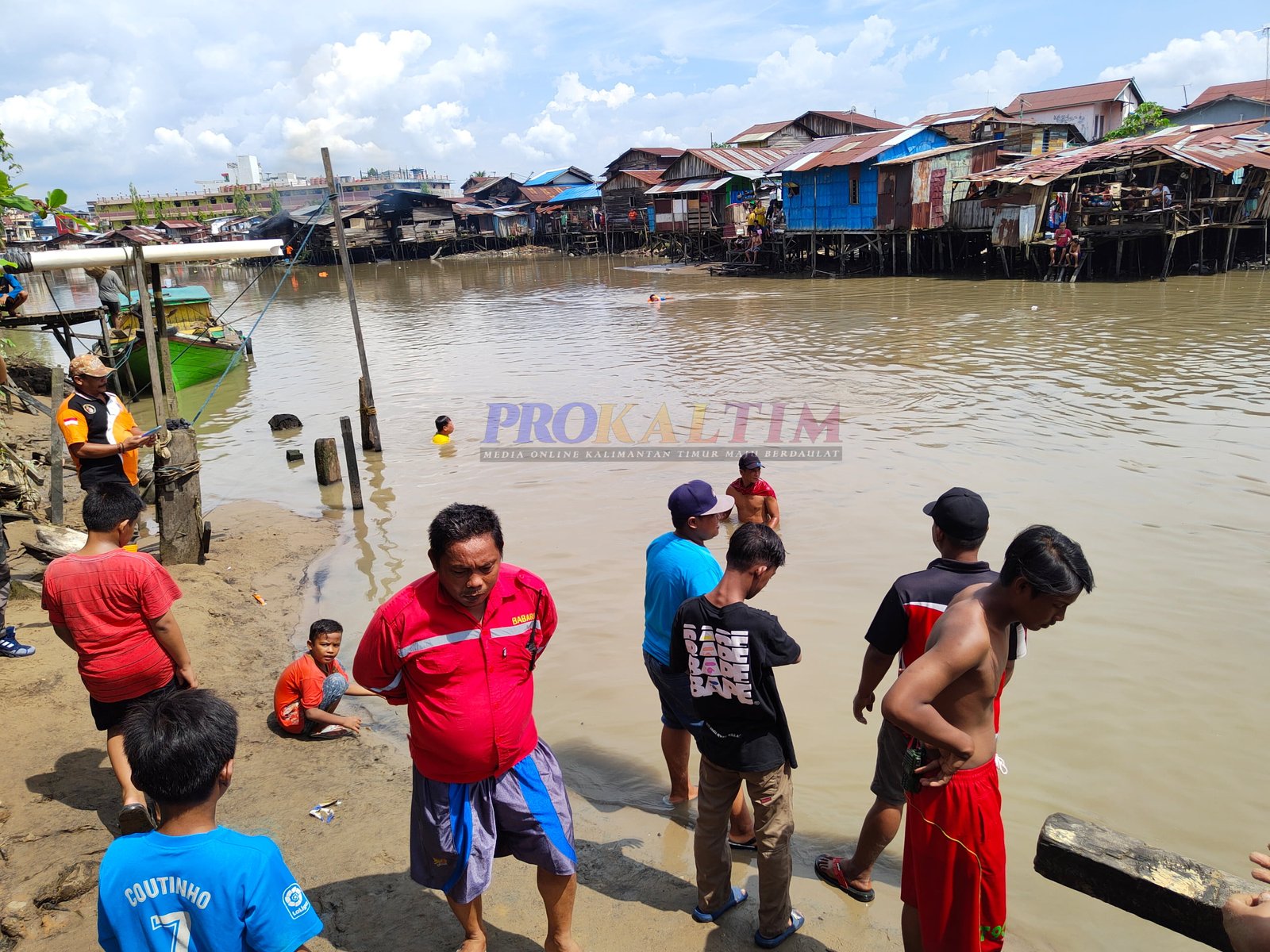 Breaking News! Siang Bolong, Bocah 11 Tahun Hilang di Sungai Karang Mumus