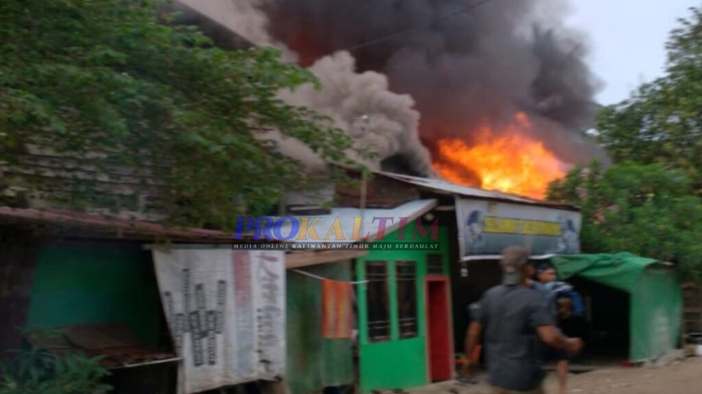 InShot 20220613 124827453 6 Rumah Warga Ikut Terbakar, Diduga Berasal Dari Gudang Penimbung Solar PROKALTIM