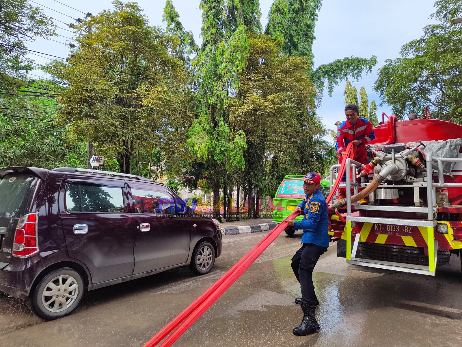 Sedimen Lumpur Meluber, Disdamkar Lakukan Penyemprotan Jalan