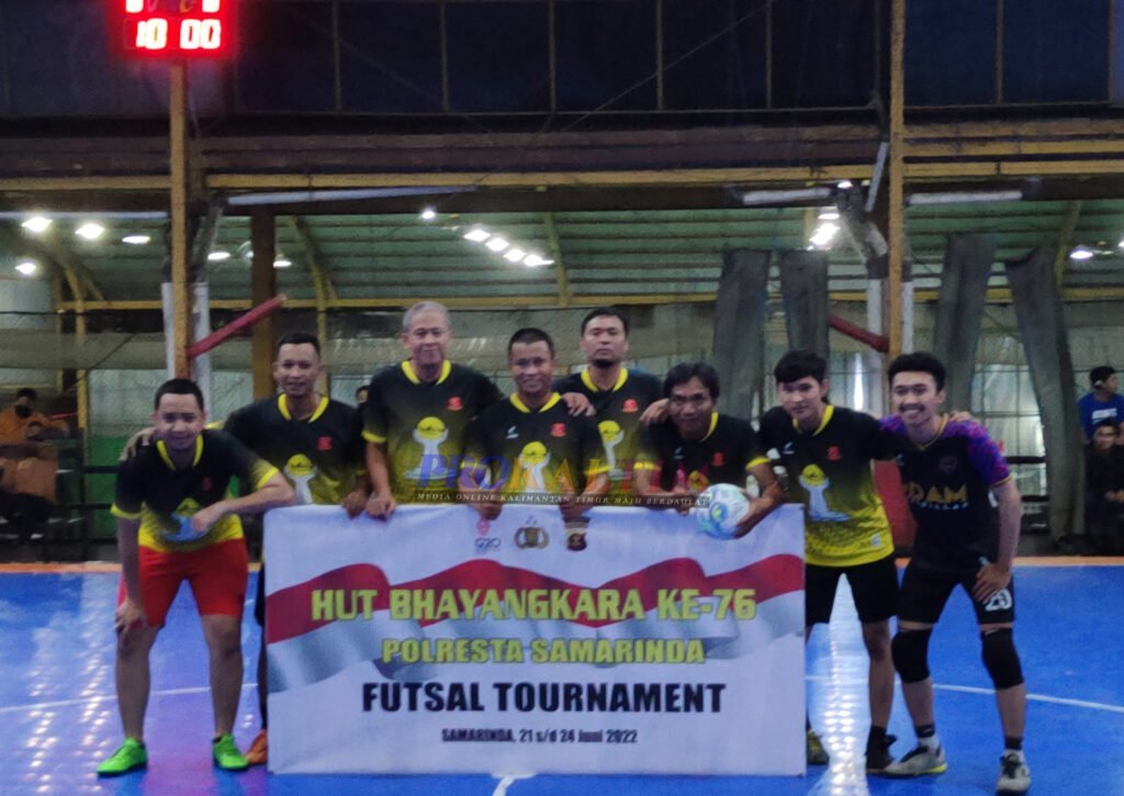 InShot 20220625 073613843 Pertandingan Futsal Persahabatan, Jurnalis FC Menang 2 - 1 atas PJU Polresta Samarinda, Kapolresta Torehkan Goal Dimenit Akhir PROKALTIM