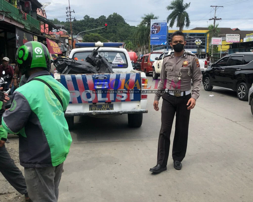 InShot 20220630 194733033 Ditabrak Truk Tangki, Pengemudi Matic Hampir Celaka, Motor Rusak Parah PROKALTIM