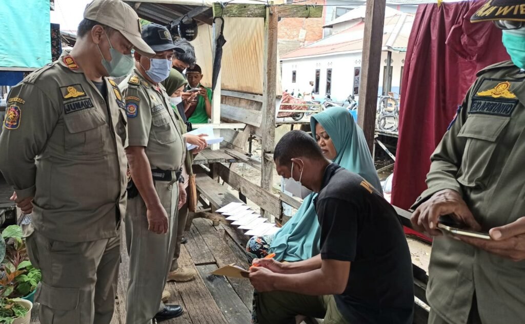 20220715 083202 Satpol PP Serahkan Surat Peringatan Kedua Pengosongan Bangunan, Warga Melakukan Ini PROKALTIM