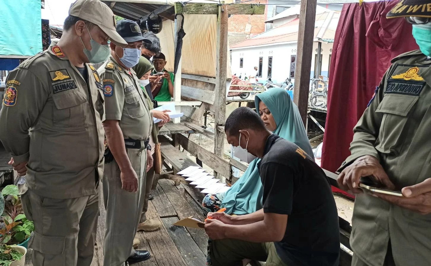 Satpol PP Serahkan Surat Peringatan Kedua Pengosongan Bangunan, Warga Melakukan Ini PROKALTIM 1 20220715 083202 Satpol PP Serahkan Surat Peringatan Kedua Pengosongan Bangunan, Warga Melakukan Ini PROKALTIM