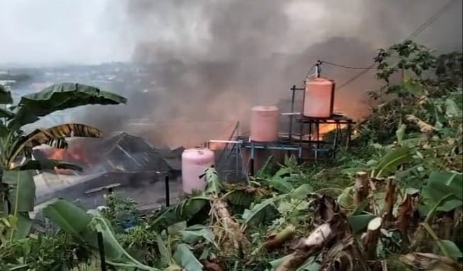 20220726 161224 Kebakaran di Belakang Pasar Sepinggan, 8 Rumah Hangus Terbakar PROKALTIM