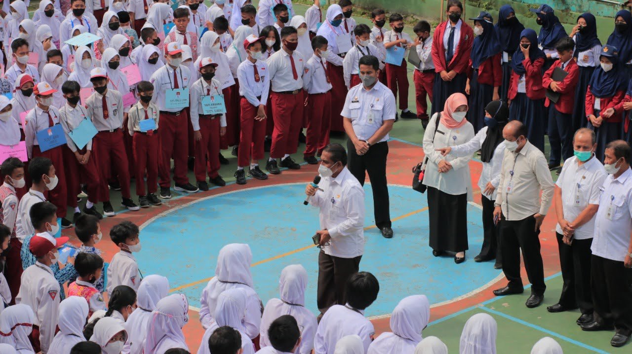 Pastikan Seragam Gratis Terealisasi, Pj Sekda dan Kadisdikbud Tinjau SD dan SMP