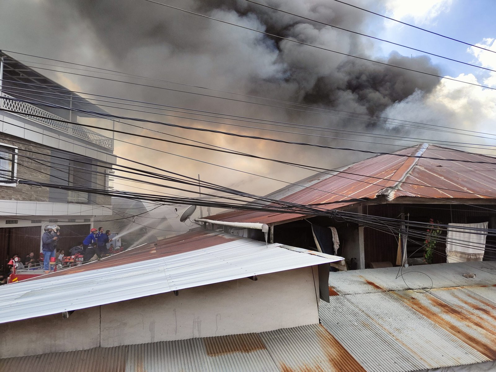 BREAKING NEWS : Siang Bolong Si Jago Merah Berkobar di Sungai Pinang