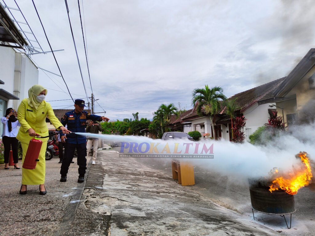 InShot 20220701 084339379 IAD Padamkan Api Di Lapangan Perumahan Kajati Kaltim PROKALTIM