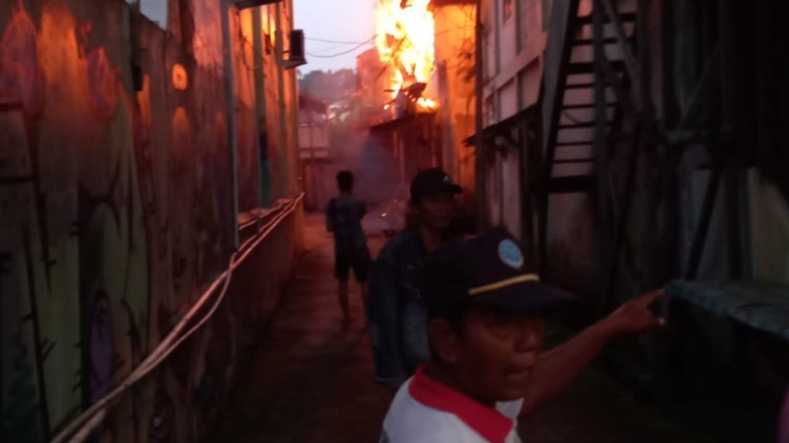 3 Bangunan Kosong di Dr Soetomo Ludes Terbakar PROKALTIM 1 InShot 20220720 070330126 scaled 3 Bangunan Kosong di Dr Soetomo Ludes Terbakar PROKALTIM