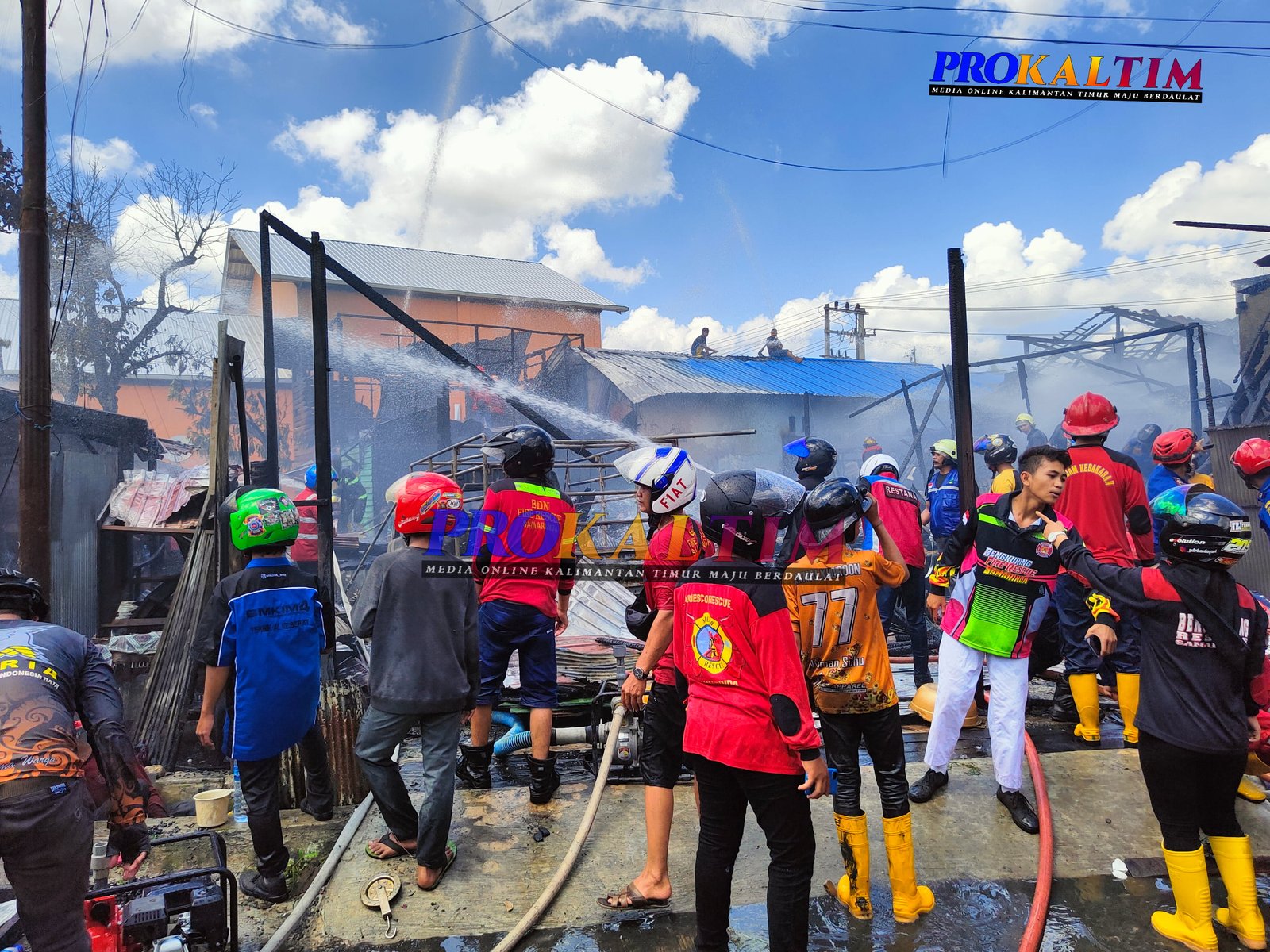 Pindahkan Bensin Dari Pikap Disambar Api, 3 Rumah 3 Bangsalan Habis Terbakar