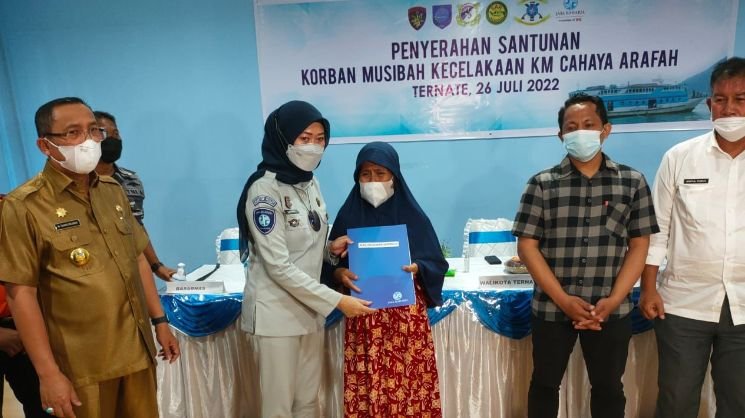 Screenshot 7 26 2022 5 25 35 PM Dewi Aryani Suzana Direktur Operasional Jasa Raharja, Serahkan Santunan Meninggal Dunia Korban KM Cahaya Arafah PROKALTIM