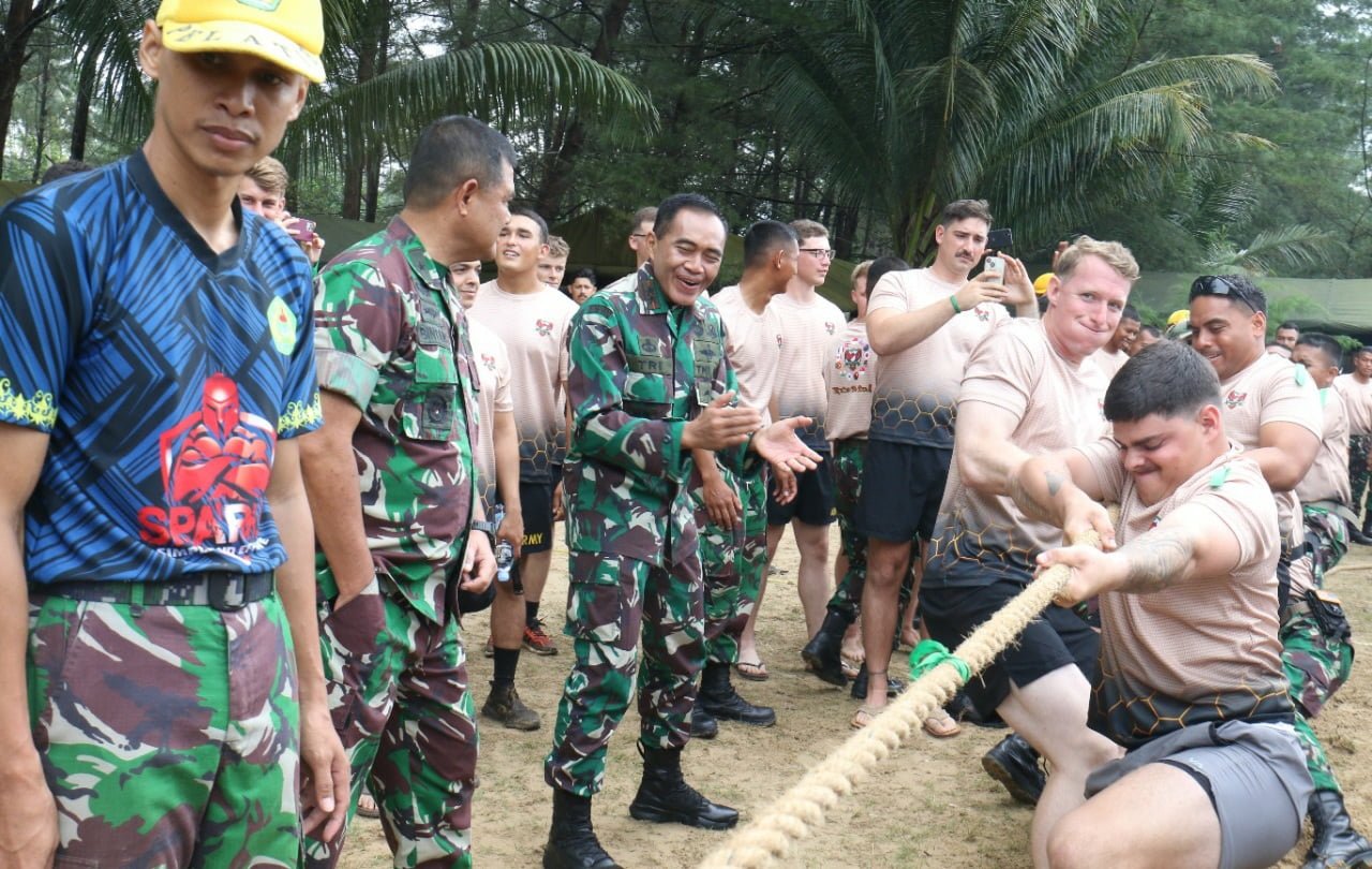 Pangdam VI/Mlw Didampingi Ibu Rahma Tri Budi Utomo Menyaksikan Sport Day dan Culture Day di Pantai Lamaru