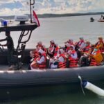 Anggota Kompi Air Denjasaang VI-44-13 Bekangdam VI/Mlw Berhasil Evakuasi Korban Kapal Klotok yang Karam