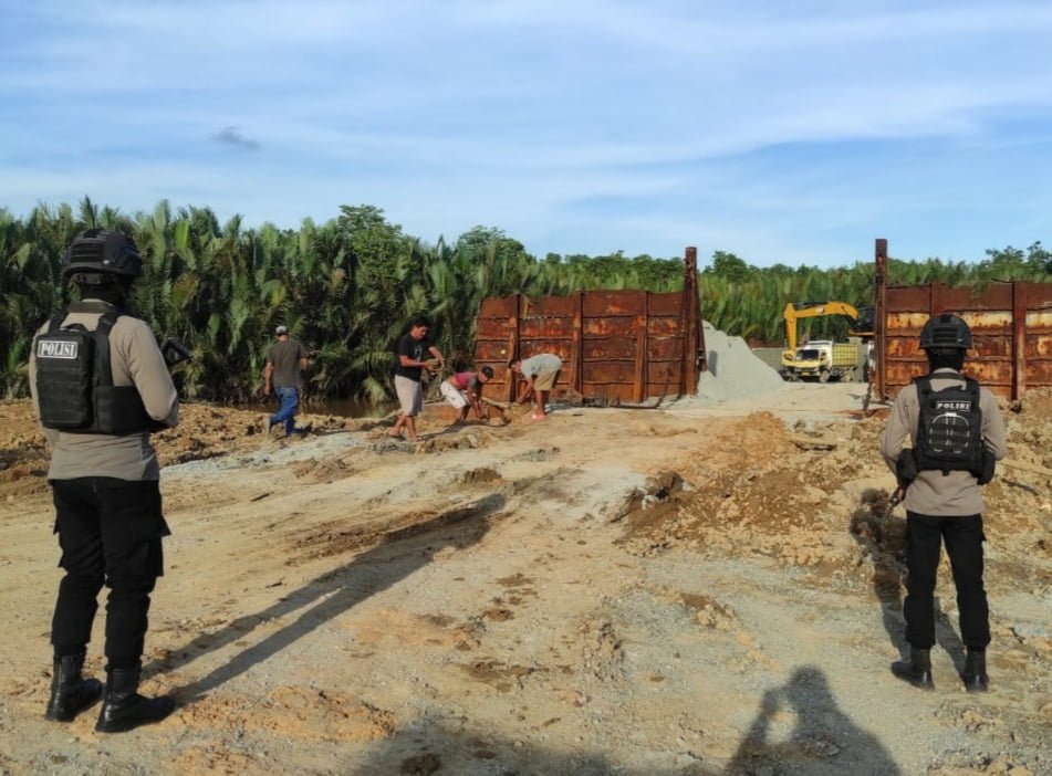 Personel Ops Nusantara Polda Kaltim Laksanakan Pengamanan Bongkar Muat Material Pembangunan IKN