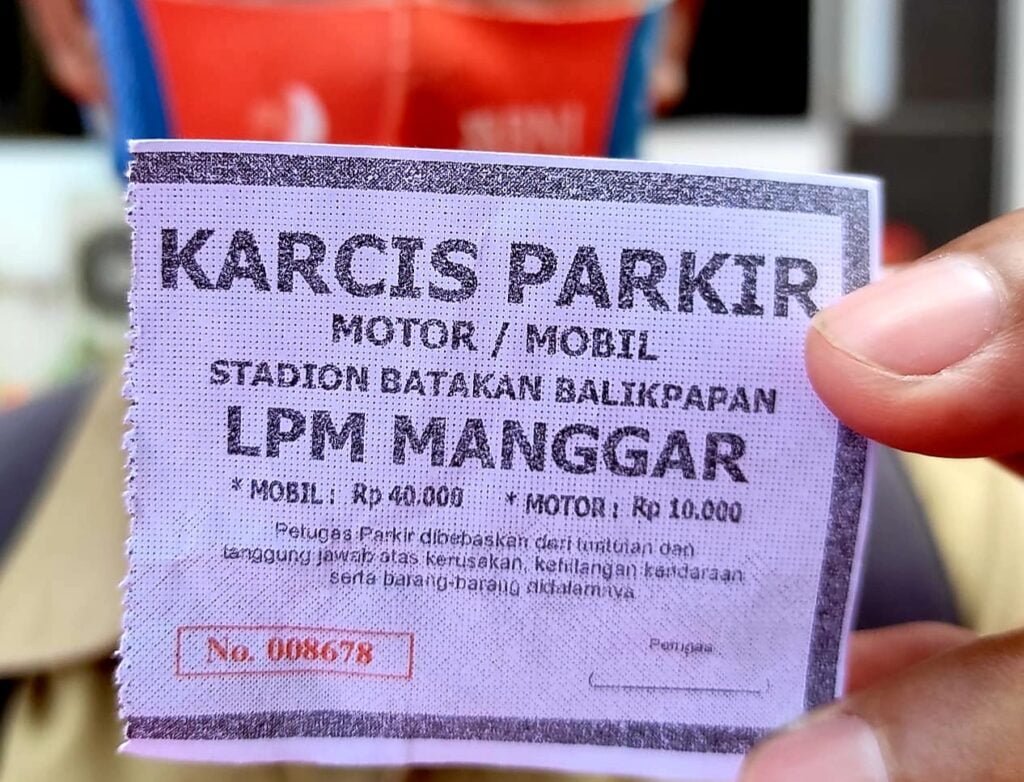 20220829 223059 Dipatok Rp20 Ribu, Warga Keluhkan Mahalnya Tiket Parkir Motor di Stadion Batakan PROKALTIM