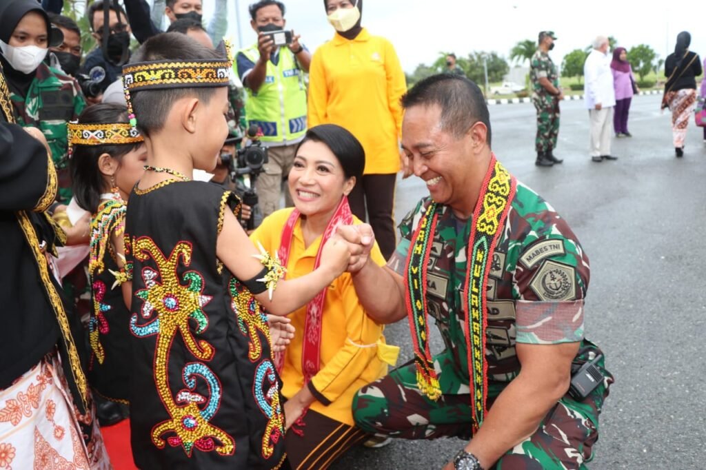 Kapolda Kaltim Sambut Kedatangan Panglima TNI di Benua Etam PROKALTIM 2 IMG 20220805 WA0017 Kapolda Kaltim Sambut Kedatangan Panglima TNI di Benua Etam PROKALTIM