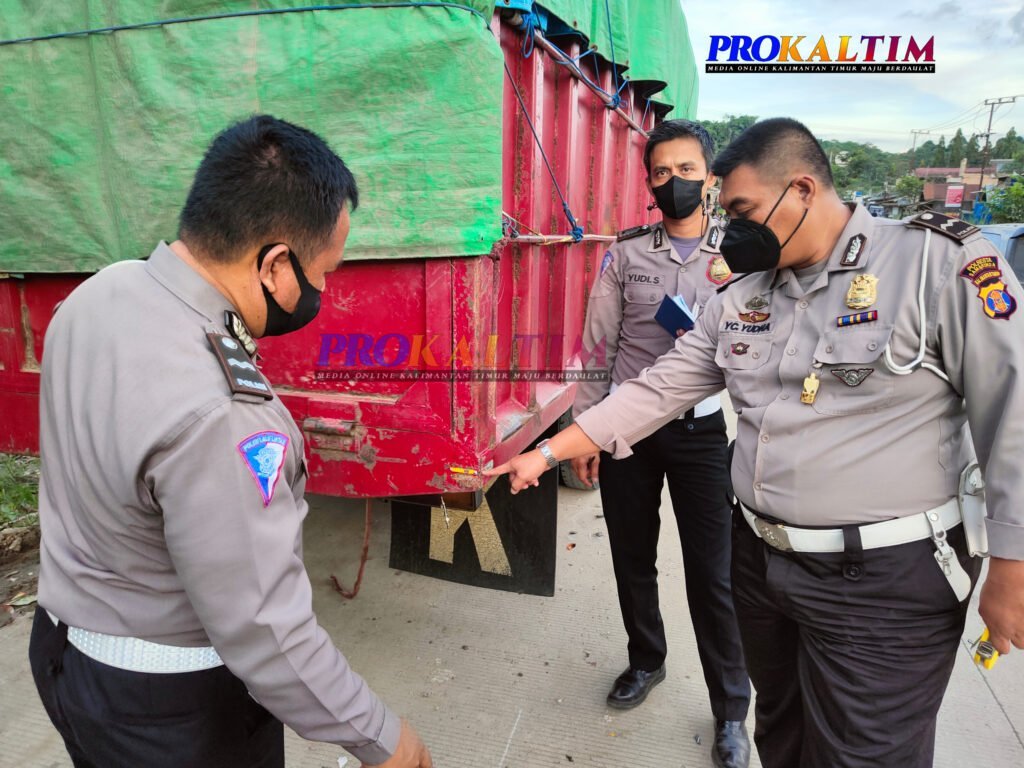 InShot 20220802 183146421 Pemotor Tabrak Truk Antre Solar Hingga Tewas PROKALTIM