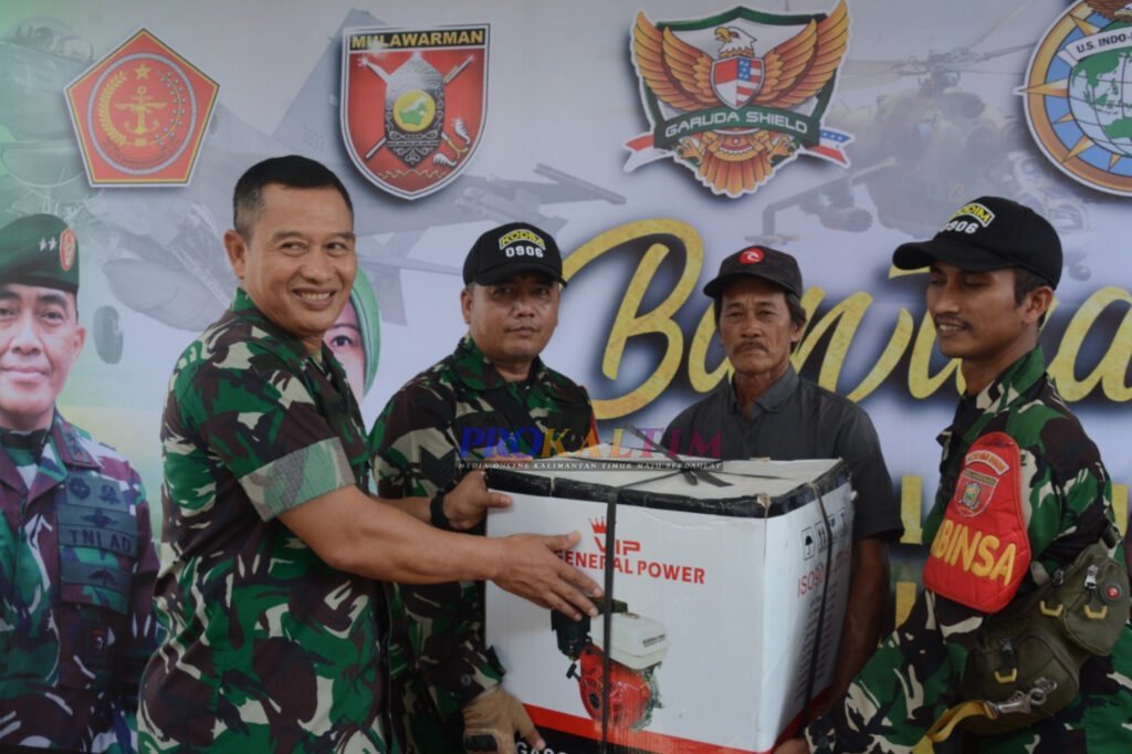 InShot 20220810 171227591 Ketua Umum Dharma Pertiwi Serahkan Bantuan Paket Sembako untuk Masyarakat Amborawang PROKALTIM