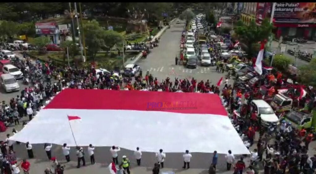 InShot 20220817 153910720 Bendera Merah Putih Ukuran Tak Biasa Terbentang, Meriahkan HUT RI Ke -77 PROKALTIM