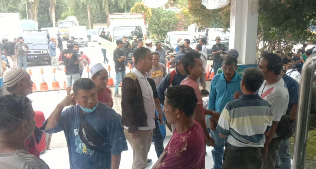 InShot 20220818 085352456 Soal Fuel Card Pertamina, Puluhan Sopir Truk Resah, Geruduk Dishud Cari Solusi PROKALTIM