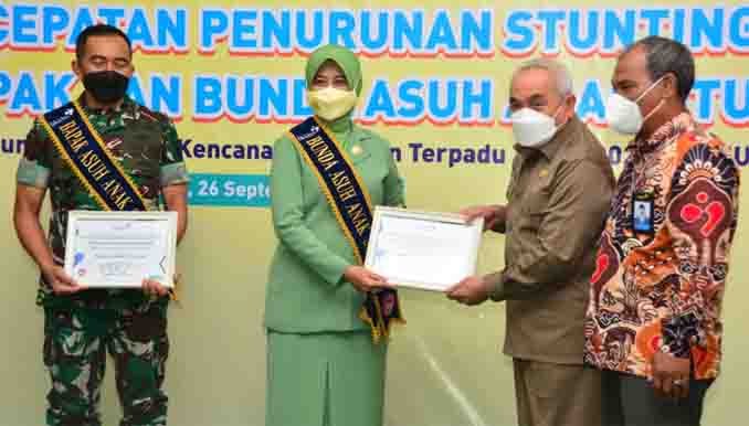 Gubernur Kaltim Kukuhkan Pangdam VI/Mlw dan Ketua Persit KCK Daerah VI/Mlw Sebagai Bapak dan Bunda Asuh Anak Stunting PROKALTIM 3 11 Gubernur Kaltim Kukuhkan Pangdam VI/Mlw dan Ketua Persit KCK Daerah VI/Mlw Sebagai Bapak dan Bunda Asuh Anak Stunting PROKALTIM