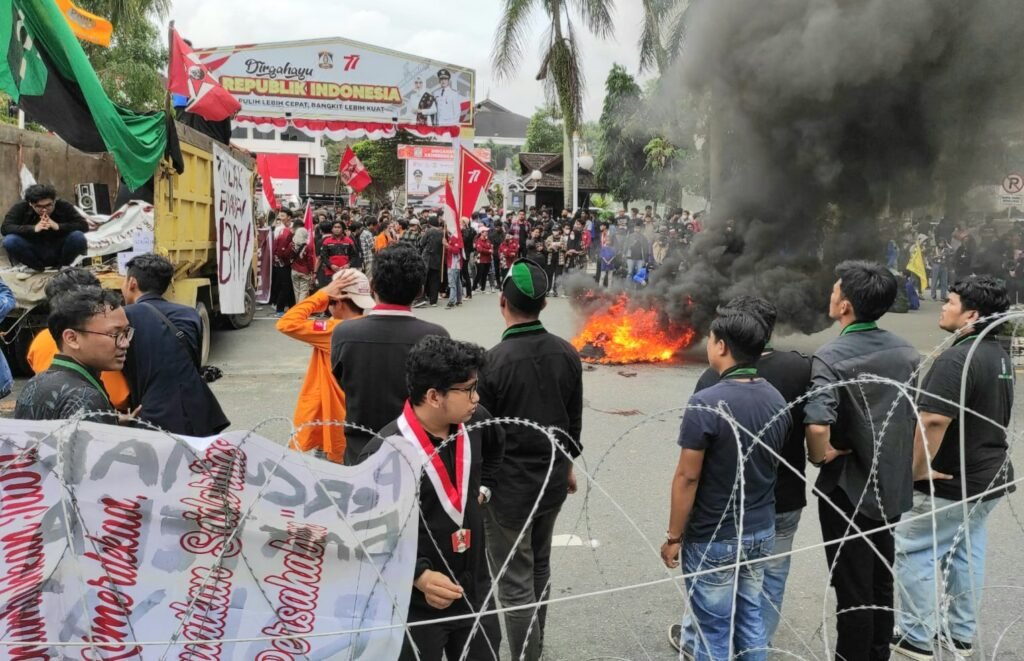 20220907 075546 Mahasiswa Balikpapan Demo Tolak Kenaikan BBM di Depan Balai Kota PROKALTIM