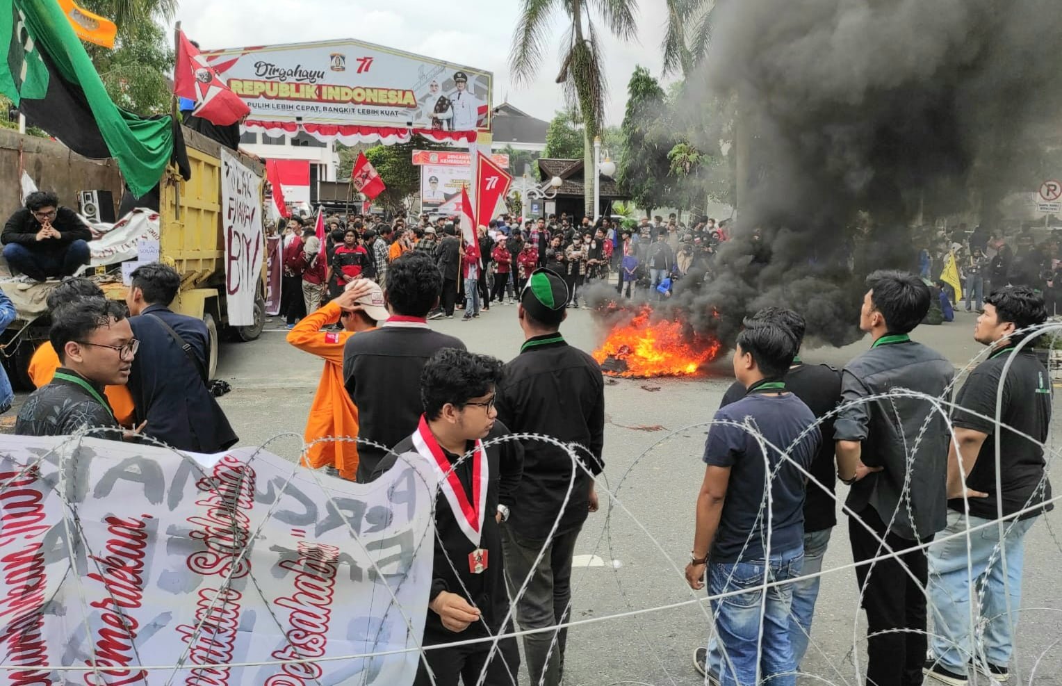 20220907 075546 Mahasiswa Balikpapan Demo Tolak Kenaikan BBM di Depan Balai Kota PROKALTIM