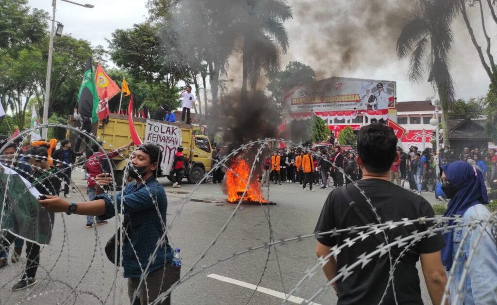 20220907 080310 Wali Kota dan Ketua DPRD Balikpapan Temui Mahasiswa Demo Kenaikan BBM PROKALTIM