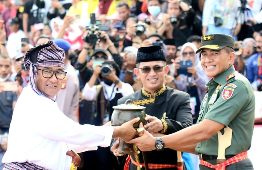 20220908 082141 Pangdam VI/Mlw sambut Festival Sandeq di Pantai Manggar PROKALTIM