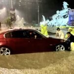 Tanggap Situasi, Personel Pammat Dit Samapta Polda Kaltim Bantu Warga Yang Melintasi Daerah Banjir