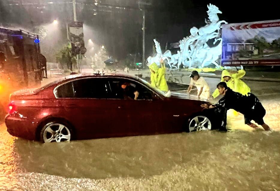 Tanggap Situasi, Personel Pammat Dit Samapta Polda Kaltim Bantu Warga Yang Melintasi Daerah Banjir